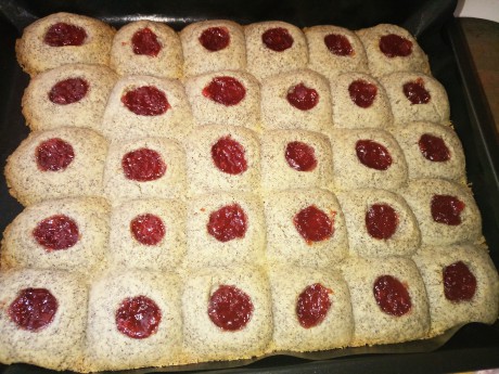 Makové koláčky s rybízovou marmeládou